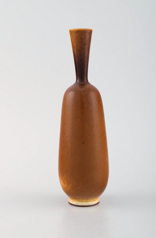 Berndt Friberg (1899-1981) for Gustavsberg Studiohand. Vase i glaseret stentøj. 
Smuk glasur i lysebrune nuancer. Dateret 1964.
