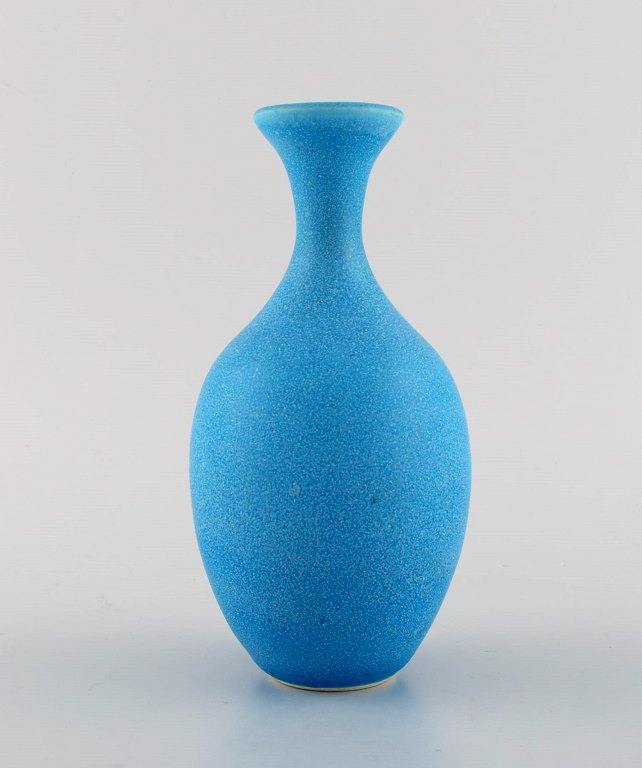Gunnar Hartman (f. 1949), Sverige. Vase i glaseret keramik. Smuk glasur i lyse 
blå nuancer. Sent 1900-tallet.

