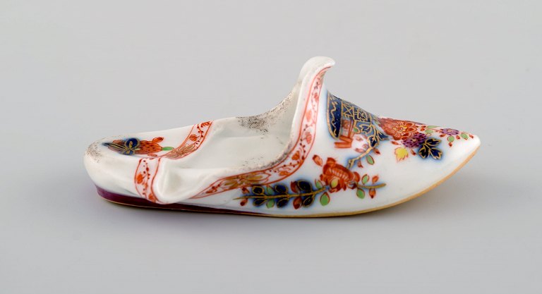 Antique Meissen slipper in hand-painted porcelain with floral motifs and  gold 
edge. Early 19th century.
