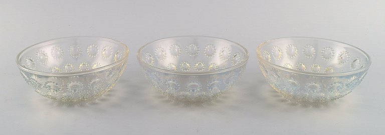 Tre tidlige René Lalique "Asters" skåle i kunstglas. Dateret før 1945.  
