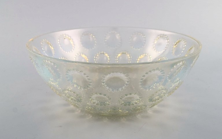 Tidlig René Lalique "Asters" skål i kunstglas. Dateret før 1945.  
