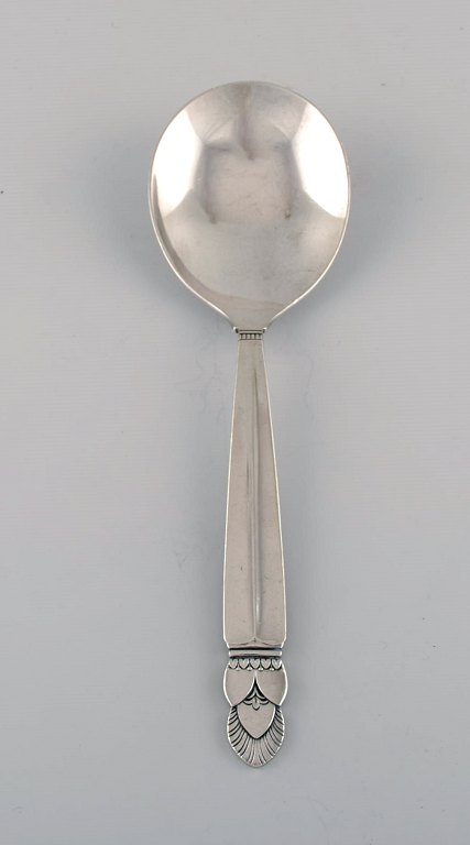 Serving spoon in hammered sterling silver. 1940s.
