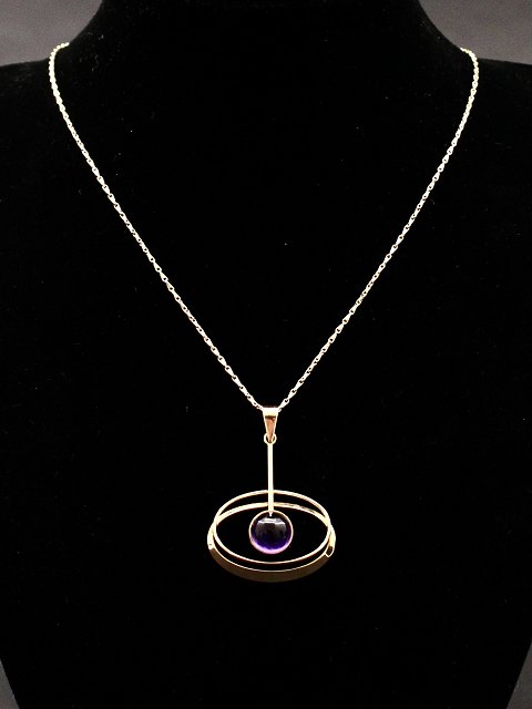 14 carat gold necklace 42.5 cm. with oval pendant 2.8 x 2 cm. with amethyst