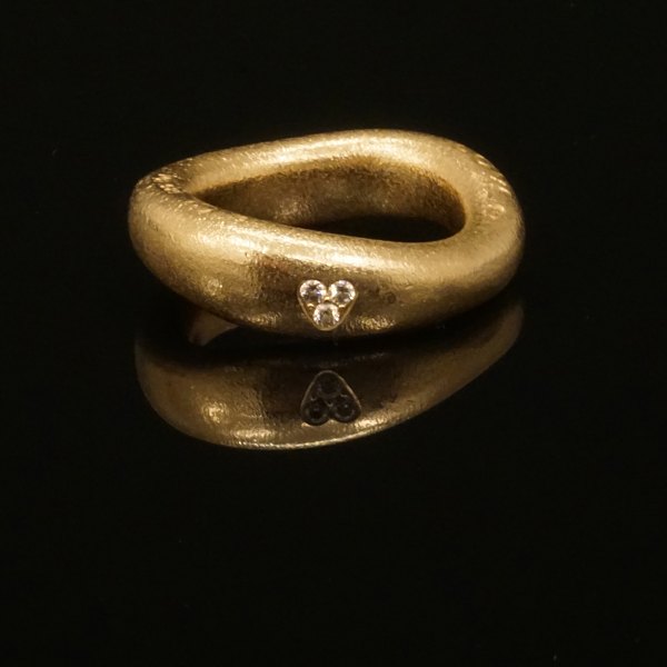 A Charlotte Lynggaard, Copenhagen, 14kt gold Ring with a diamond. Ringsize: 56. 
W: 9,8gr