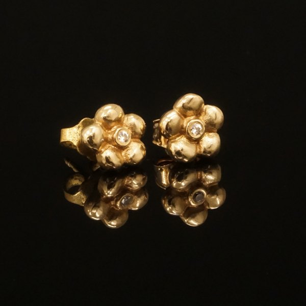 A pair of 14kt gold earrings by Ole Lynggaard, Copenhagen. D: 8mm