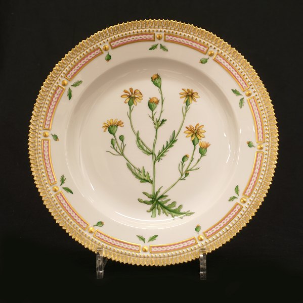 A Royal Copenhagen Flora Danica plate of 25,5cm. #3549