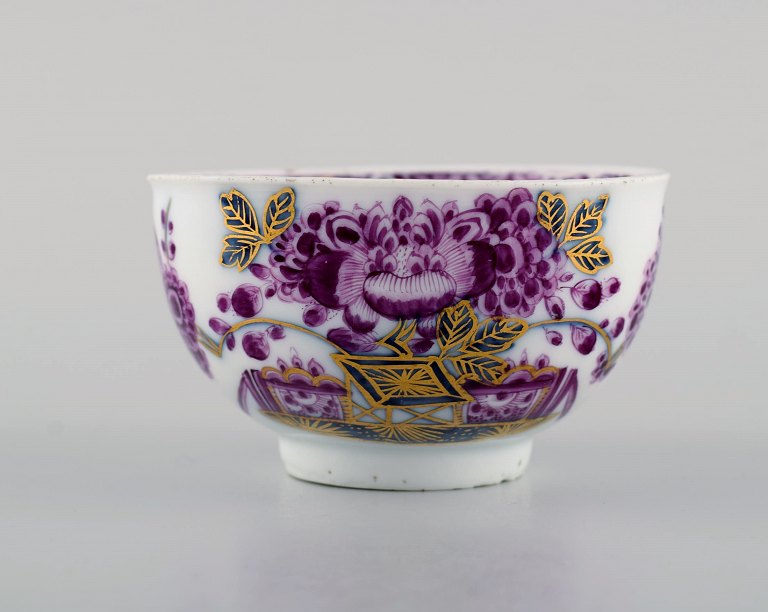 Sjælden antik Meissen tekop i håndmalet porcelæn med lilla blomster og 
guldekoration. 17/1800-tallet.
