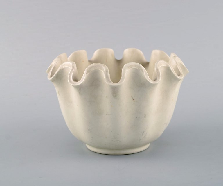 Wilhelm Kåge for Gustavsberg. Carrara vase / skål med bølget kant i sandfarvet 
keramik.
