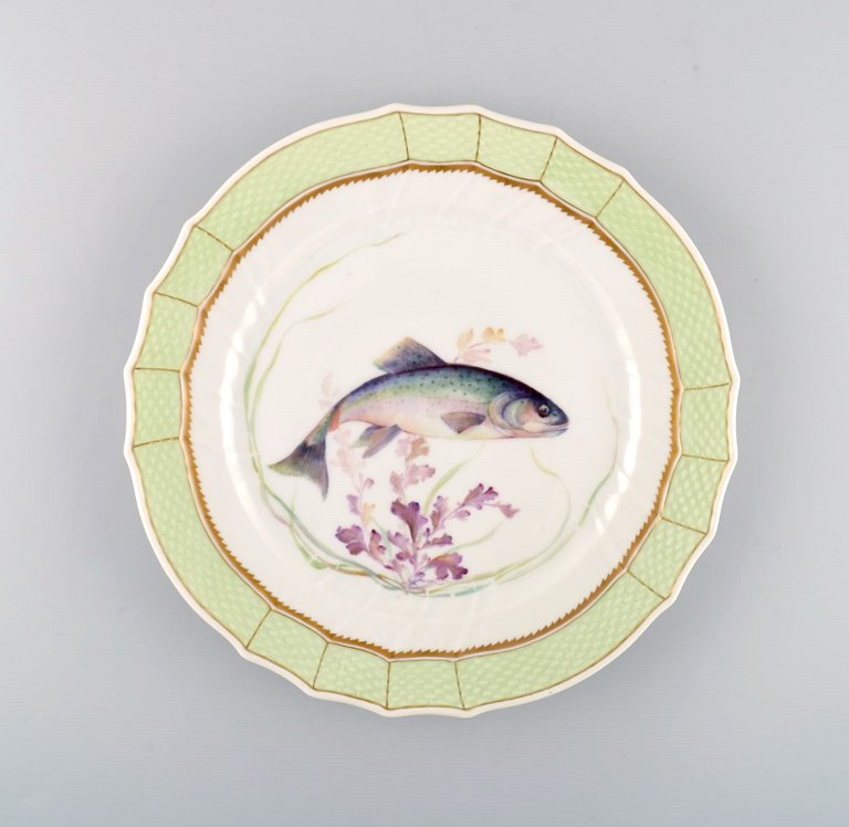 Royal Copenhagen fisketallerken med grøn kant, gulddekoration og fiskemotiv. 
Model 919/1710. 
