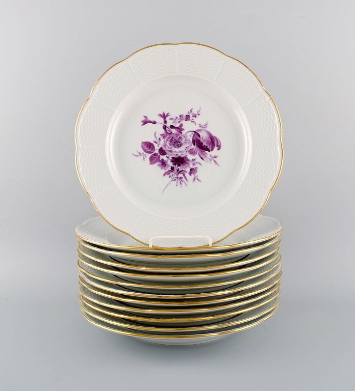 Twelve antique Meissen dinner plates in hand-painted porcelain with purple 
flowers and gold edge. Ca. 1900.
