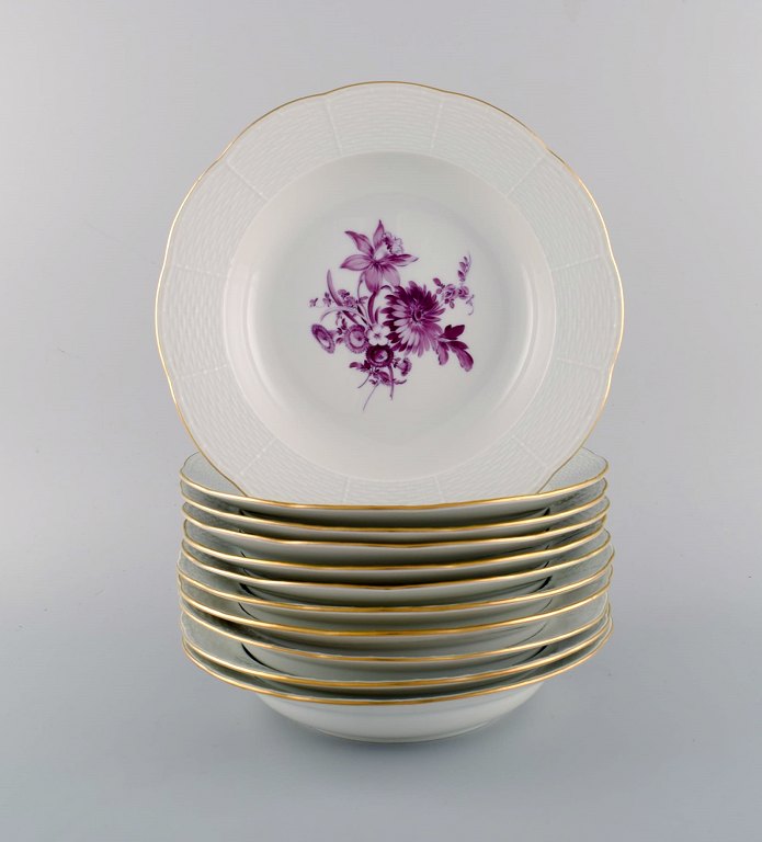 11 antique Meissen deep plates in hand-painted porcelain with purple flowers and 
gold edge. Ca. 1900.
