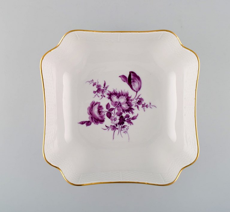 Antik Meissen skål i håndmalet porcelæn med lilla blomster og guldkant. Ca. 
1900.
