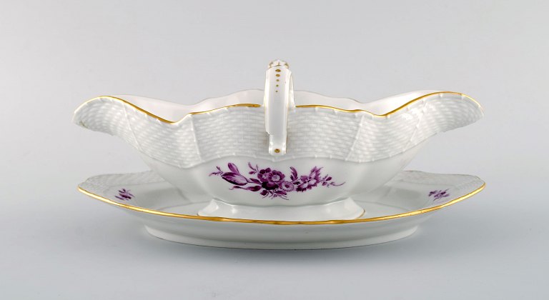 Antik Meissen sovsekande i håndmalet porcelæn med lilla blomster og guldkant. 
Ca. 1900.
