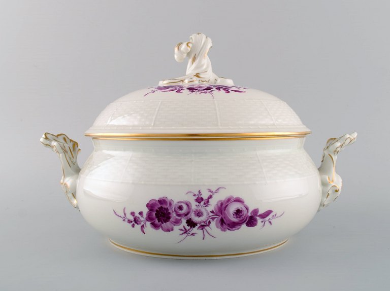 Stor antik Meissen lågterrin i håndmalet porcelæn med lilla blomster og 
guldkant. Ca. 1900.
