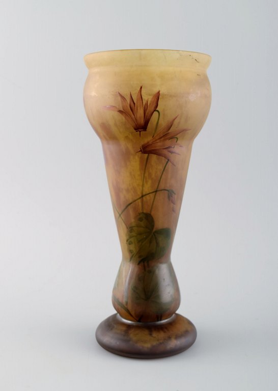Daum Freres, Verrerie de la belle etoile, Croismare, Lysiés. Fuchsia vase in mouth blown art glass with flowers. Dated 1925-30.