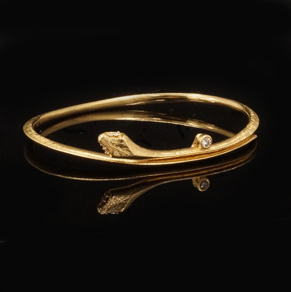 Ole Lynggaard, Copenhagen, ovaler "Snakes"-Armring aus 18kt Gold mit fünf 
Brillanten. Masse innen: 5,9x4,8cm