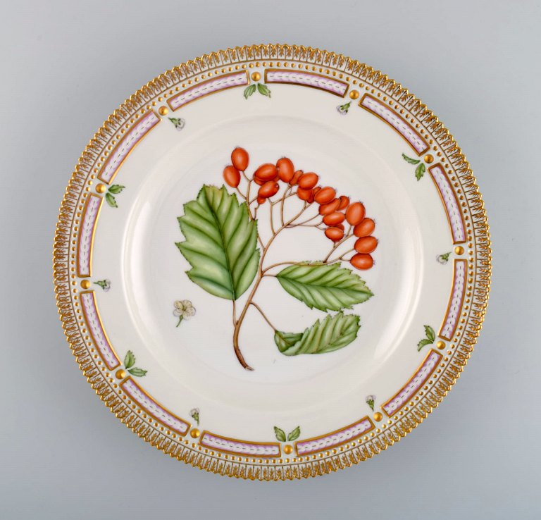 Royal Copenhagen Flora Danica middagstallerken i håndmalet porcelæn med blomster 
og gulddekoration. Modelnummer 20/3549.  
