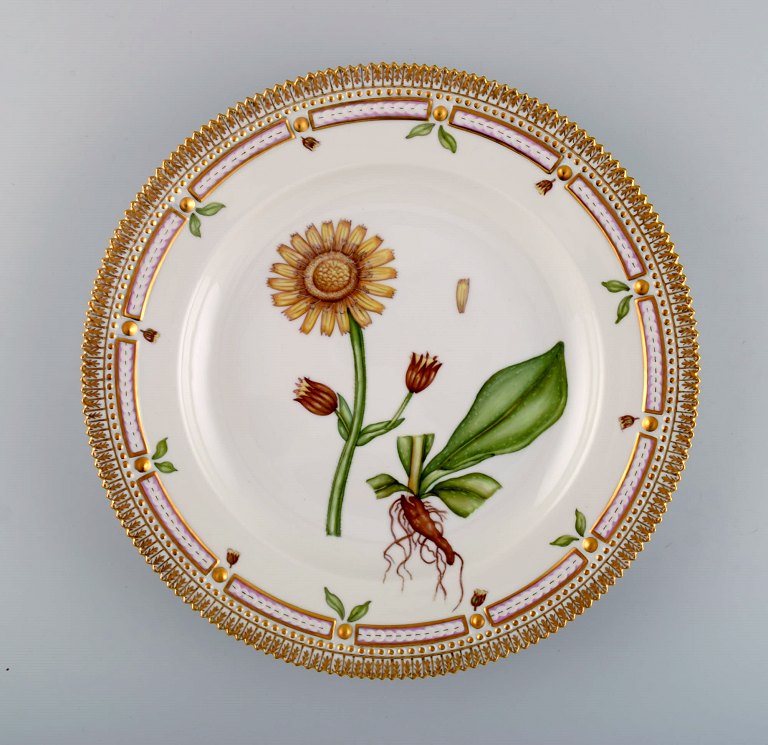 Royal Copenhagen Flora Danica middagstallerken i håndmalet porcelæn med blomster 
og gulddekoration. Modelnummer 20/3549.  
