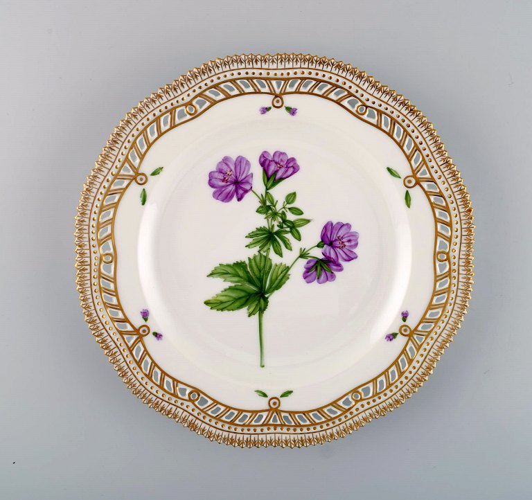 Royal Copenhagen Flora Danica gennembrudt tallerken i håndmalet porcelæn med 
blomster og gulddekoration. Modelnummer 20/3554.  
