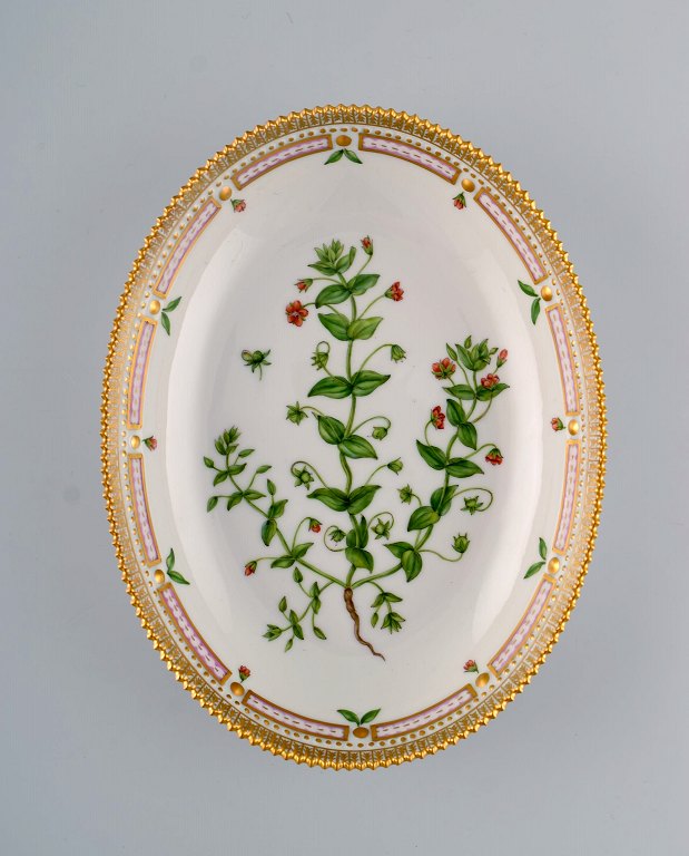 Royal Copenhagen Flora Danica oval serveringsskål i håndmalet porcelæn med 
blomster og gulddekoration. Modelnummer 20/3506.  
