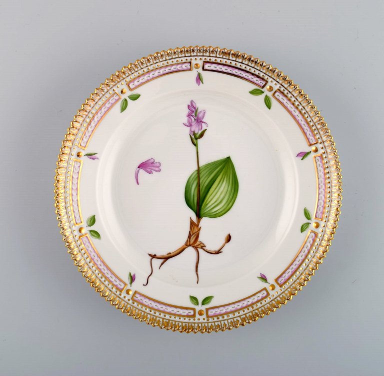 Royal Copenhagen Flora Danica salattallerken i håndmalet porcelæn med blomster 
og gulddekoration. Modelnummer 20/3573.  
