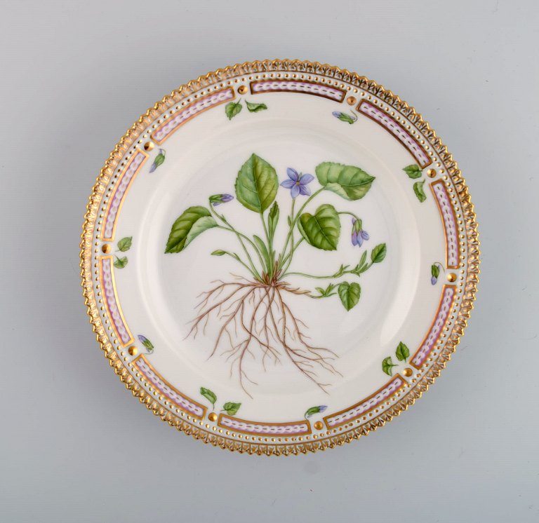 Royal Copenhagen Flora Danica salattallerken i håndmalet porcelæn med blomster 
og gulddekoration. Modelnummer 20/3573.  
