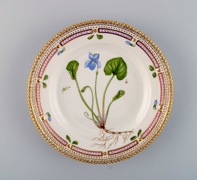 Royal Copenhagen Flora Danica salattallerken i håndmalet porcelæn med blomster 
og gulddekoration. Modelnummer 20/3573.  
