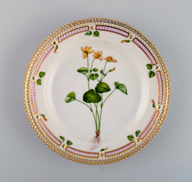 Royal Copenhagen Flora Danica salattallerken i håndmalet porcelæn med blomster 
og gulddekoration. Modelnummer 20/3573.  
