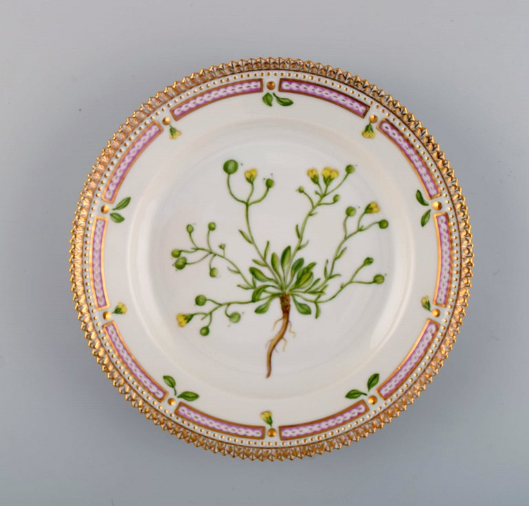 Royal Copenhagen Flora Danica salattallerken i håndmalet porcelæn med blomster 
og gulddekoration. Modelnummer 20/3573.  
