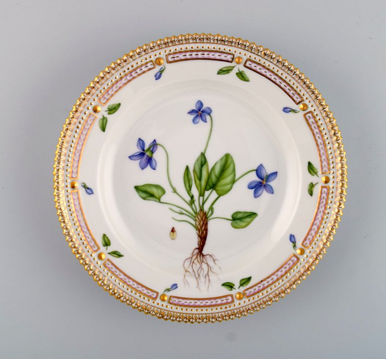 Royal Copenhagen Flora Danica salattallerken i håndmalet porcelæn med blomster 
og gulddekoration. Modelnummer 20/3573.  
