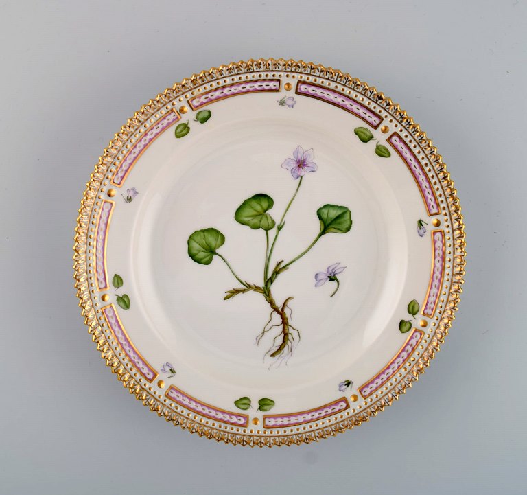 Royal Copenhagen Flora Danica salattallerken i håndmalet porcelæn med blomster 
og gulddekoration. Modelnummer 20/3573.  
