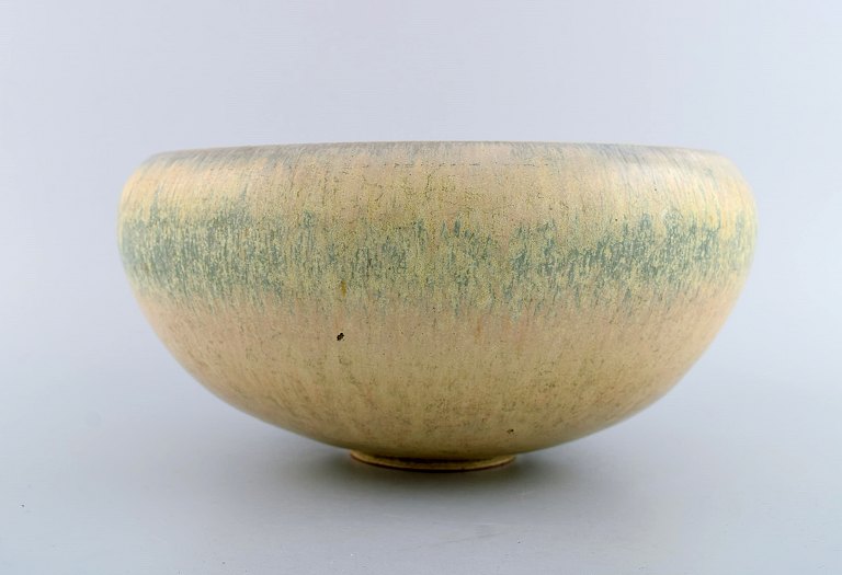 Stor Saxbo skål i glaseret keramik. Smuk æggeskalsglasur med blågrønne strejf. 
Midt 1900-tallet.
