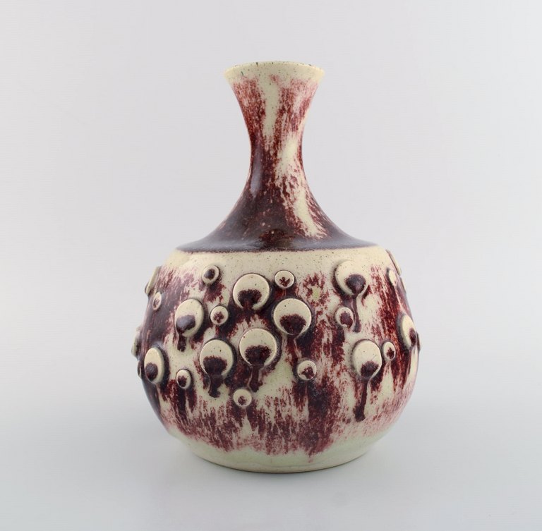 Sven Hofverberg (1923-1998), Sverige. Unika vase i glaseret keramik.  Smuk 
glasur i lyse og rødviolette nuancer. 1970/80´erne.
