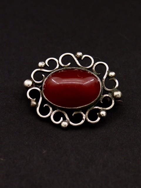 Sterling silver brooch 3.1 x 2.5 cm. with amber