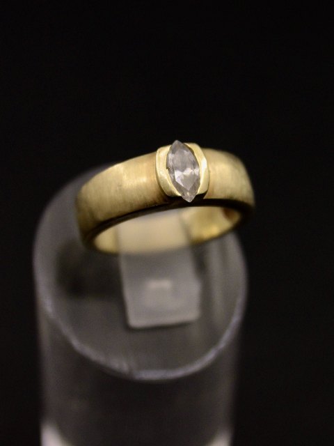 9 carat gold ring  with clear stone