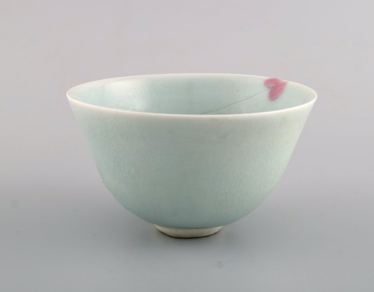 Gunhild Aaberg, Danish contemporary ceramist. Unique bowl in hand-painted glazed 
stoneware. Beautiful crackled glaze and pink flowers. 1980