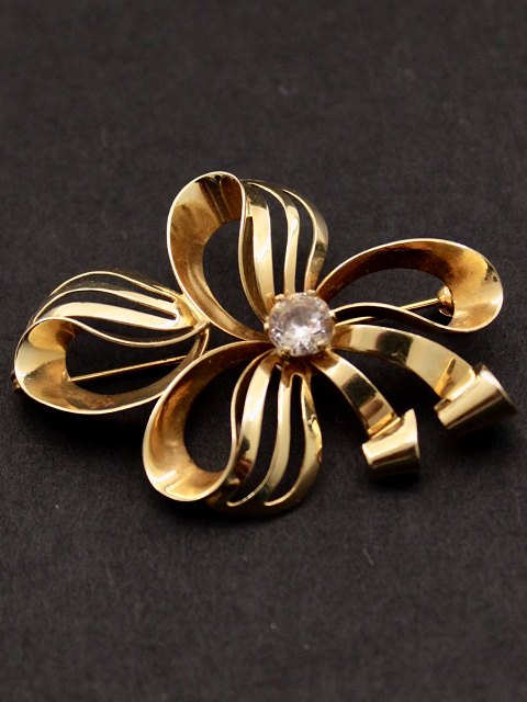 14 carat gold brooch 4 x 2.8 cm. with clear stone