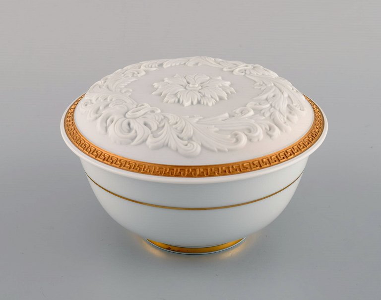 Gianni Versace for Rosenthal. White Baroque lidded bowl in ceramics and 
porcelain with foliage in relief and gold decoration. Late 20th century.
