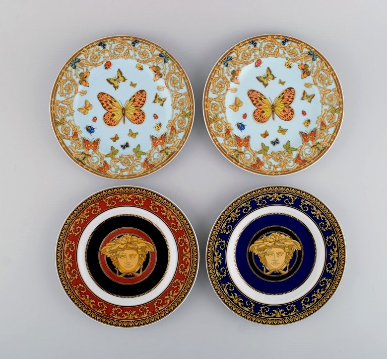 Gianni Versace for Rosenthal. Le Jardin De Versace among others. Four plates in 
porcelain with butterflies, ornamentation and gold decoration. Late 20th 
century.
