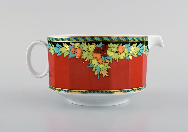 Gianni Versace for Rosenthal. Le Roi Soleil sovsekande i porcelæn med blomster- 
og gulddekoration. Sent 1900-tallet. 
