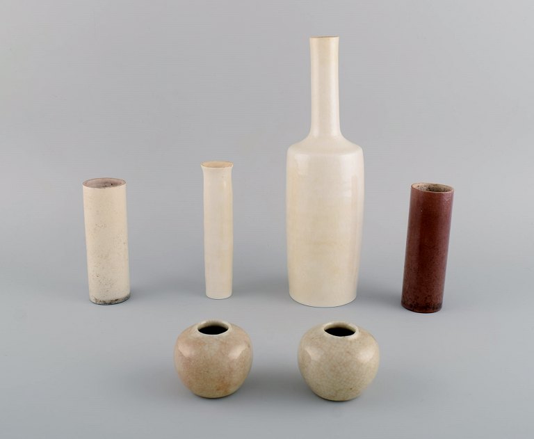 British studio ceramist. Six vases in glazed ceramics. 1980s.
