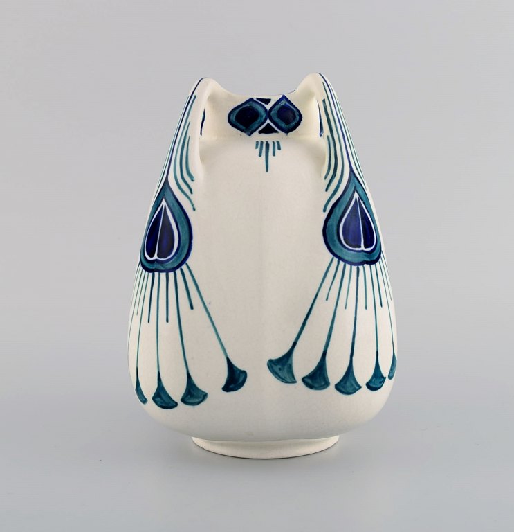 Alf Wallander for Rörstrand. Vase med fire hanke i håndmalet glaseret keramik. 
1920