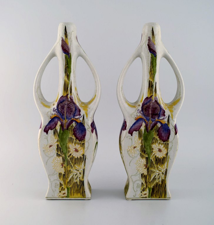 Colenbrander, Holland. To art nouveau vaser i håndmalet krakeleret keramik. 
Dekoreret med blomster og bladværk. 1930