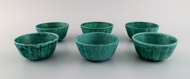 Wilhelm Kåge for Gustavsberg. Six Argenta art deco bowls in glazed ceramics. 
Beautiful glaze in shades of green. 1950/60