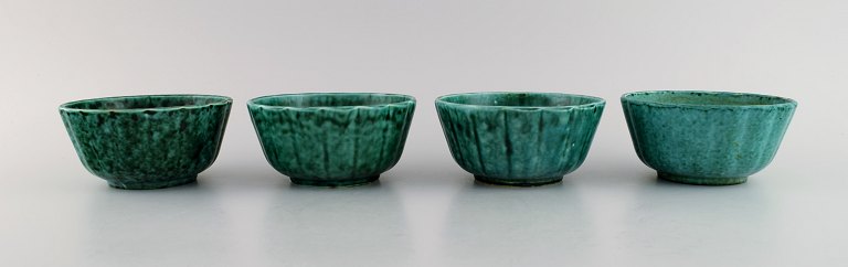 Wilhelm Kåge for Gustavsberg. Fire Argenta art deco skåle i glaseret keramik. 
Smuk glasur i grønne nuancer. 1950/60´erne.
