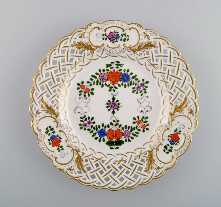 Meissen tallerken i gennembrudt porcelæn med håndmalede blomster og 
gulddekoration. 1920