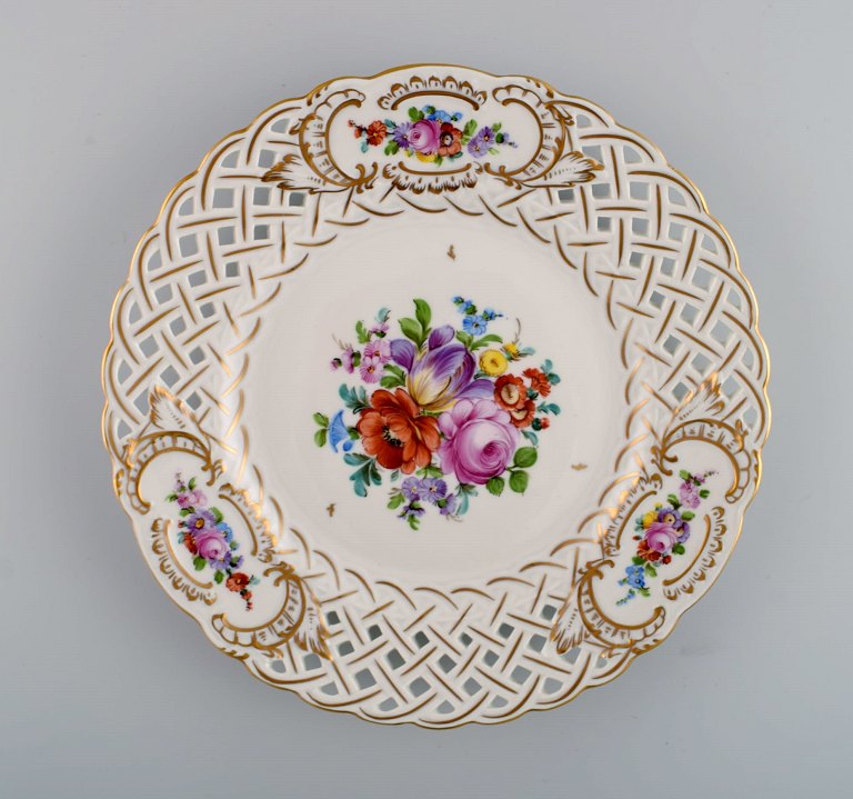 Dresden middagstallerken i gennembrudt porcelæn med håndmalede blomster og 
gulddekoration. 1920