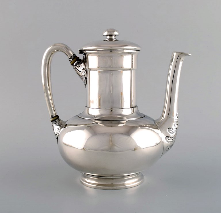 Tiffany & Company (New York). Coffee pot in sterling silver. Classicist style, 
late 19th century.
