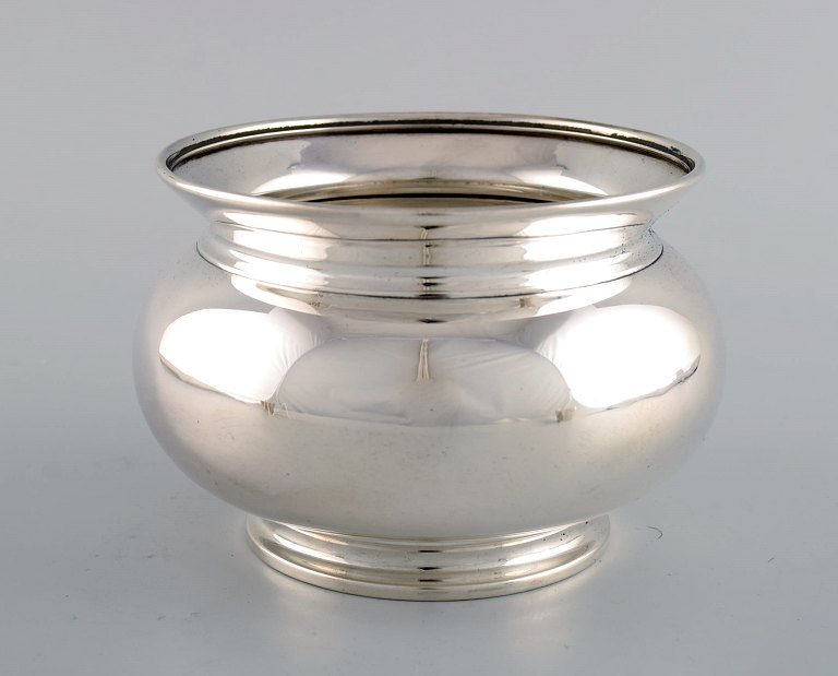 Tiffany & Company (New York). Sugar bowl in sterling silver. Classicist style, 
late 19th century.
