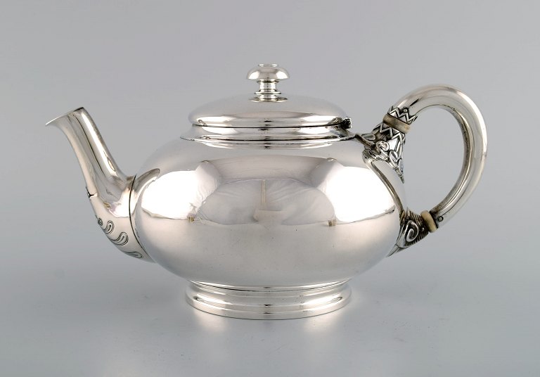 Tiffany & Company (New York). Teapot in sterling silver. Classicist style. Late 
19th century.
